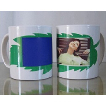 Taza blanca cerámica de 11 onzas con cambio de color de la hoja